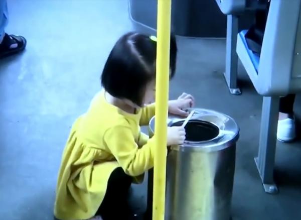 Cô bé 2 tuổi lịch sự ăn kem trên nắp thùng rác khiến khối người lớn còn phải thấy xấu hổ Cô bé 2 tuổi lịch sự ăn kem trên nắp thùng rác khiến khối người lớn còn phải thấy xấu hổ