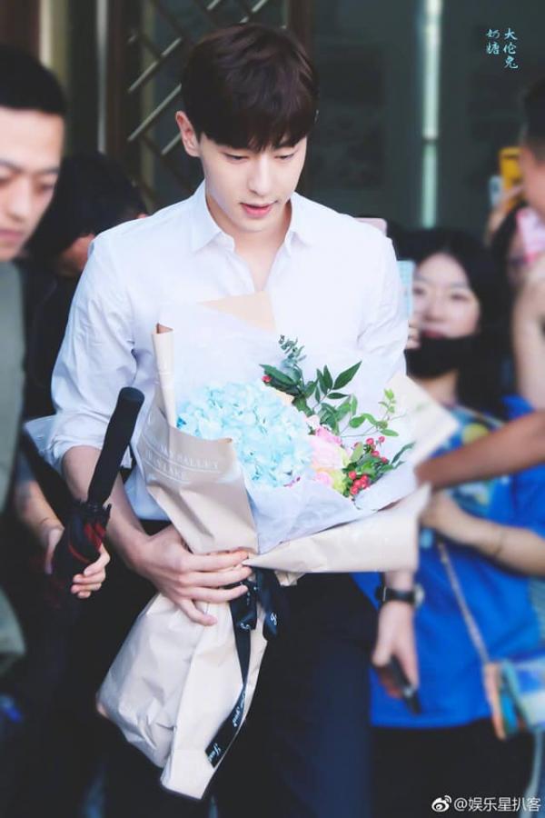 Mệnh khổ như Đặng Luân, gặp phải 'fan môn bất hạnh' hại thần tượng hết lần này đến lần khác Mệnh khổ như Đặng Luân, gặp phải 'fan môn bất hạnh' hại thần tượng hết lần này đến lần khác