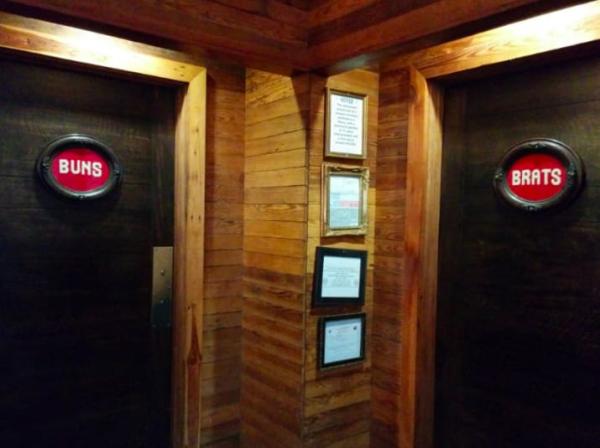 Những ký hiệu nhà vệ sinh khiến chúng ta đứng 5 phút vẫn không biết vào bên nào mới đúng Những ký hiệu nhà vệ sinh khiến chúng ta đứng 5 phút vẫn không biết vào bên nào mới đúng
