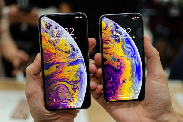 Các nhà nữ quyền chê bai thiết kế của iPhone mới 'quá lớn so với tay phụ nữ' Các nhà nữ quyền chê bai thiết kế của iPhone mới 'quá lớn so với tay phụ nữ'