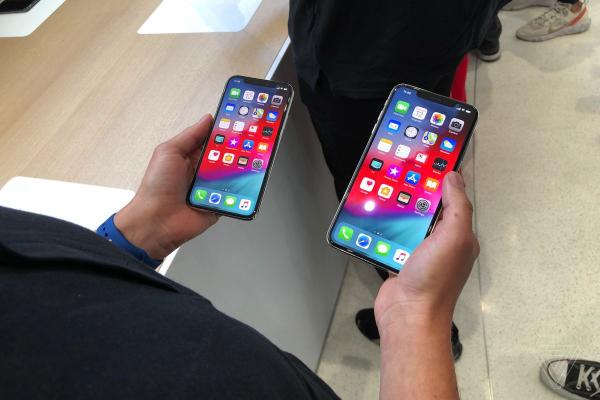 Các nhà nữ quyền chê bai thiết kế của iPhone mới 'quá lớn so với tay phụ nữ' Các nhà nữ quyền chê bai thiết kế của iPhone mới 'quá lớn so với tay phụ nữ'