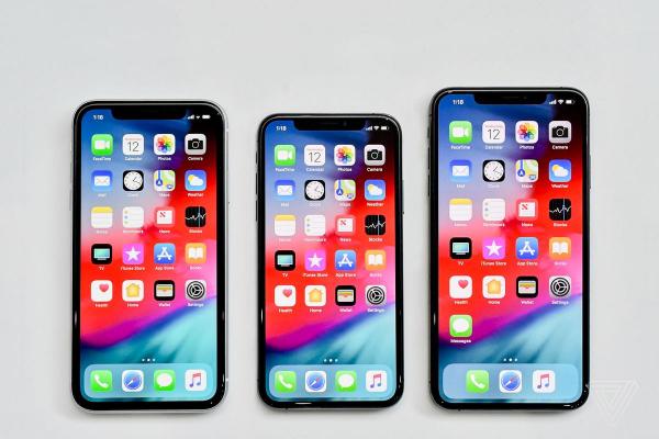 Các nhà nữ quyền chê bai thiết kế của iPhone mới 'quá lớn so với tay phụ nữ' Các nhà nữ quyền chê bai thiết kế của iPhone mới 'quá lớn so với tay phụ nữ'