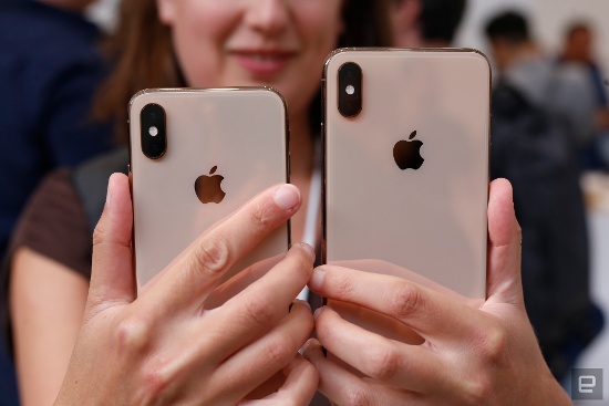 Các nhà nữ quyền chê bai thiết kế của iPhone mới 'quá lớn so với tay phụ nữ' Các nhà nữ quyền chê bai thiết kế của iPhone mới 'quá lớn so với tay phụ nữ'