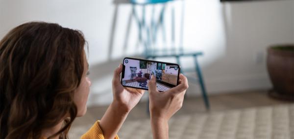 Các nhà nữ quyền chê bai thiết kế của iPhone mới 'quá lớn so với tay phụ nữ' Các nhà nữ quyền chê bai thiết kế của iPhone mới 'quá lớn so với tay phụ nữ'