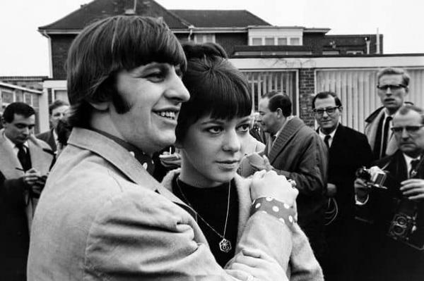 Chuyện chưa kể về 7 người vợ của The Beatles: Phía sau những người đàn ông huyền thoại là những người phụ nữ phi thường Chuyện chưa kể về 7 người vợ của The Beatles: Phía sau những người đàn ông huyền thoại là những người phụ nữ phi thường