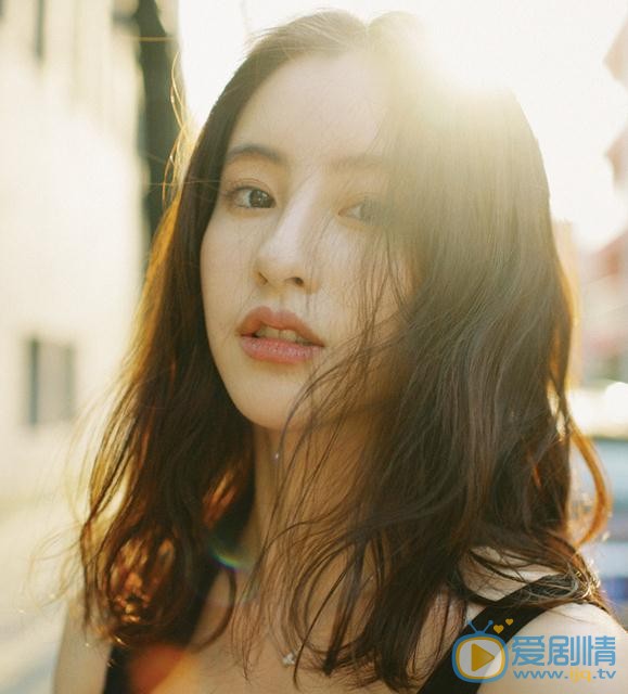 Ngoài nhan sắc thoát tục, nàng Tiểu Long Nữ thứ 12 còn có profile khiến người khác phải trầm trồ Ngoài nhan sắc thoát tục, nàng Tiểu Long Nữ thứ 12 còn có profile khiến người khác phải trầm trồ