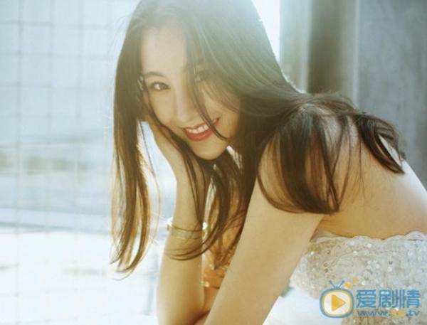 Ngoài nhan sắc thoát tục, nàng Tiểu Long Nữ thứ 12 còn có profile khiến người khác phải trầm trồ Ngoài nhan sắc thoát tục, nàng Tiểu Long Nữ thứ 12 còn có profile khiến người khác phải trầm trồ
