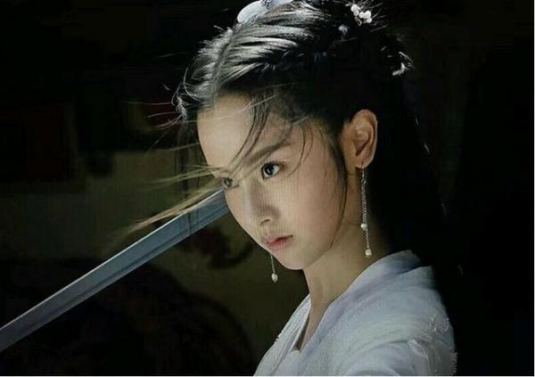 Ngoài nhan sắc thoát tục, nàng Tiểu Long Nữ thứ 12 còn có profile khiến người khác phải trầm trồ Ngoài nhan sắc thoát tục, nàng Tiểu Long Nữ thứ 12 còn có profile khiến người khác phải trầm trồ