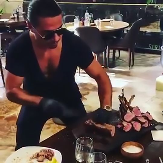 Tổng thống Venezuela ung dung ăn bò bít tết của đầu bếp nổi tiếng khi cả nước đang lâm nạn đói Tổng thống Venezuela ung dung ăn bò bít tết của đầu bếp nổi tiếng khi cả nước đang lâm nạn đói