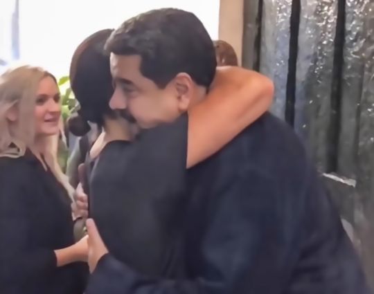 Tổng thống Venezuela ung dung ăn bò bít tết của đầu bếp nổi tiếng khi cả nước đang lâm nạn đói Tổng thống Venezuela ung dung ăn bò bít tết của đầu bếp nổi tiếng khi cả nước đang lâm nạn đói