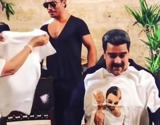 Tổng thống Venezuela ung dung ăn bò bít tết của đầu bếp nổi tiếng khi cả nước đang lâm nạn đói Tổng thống Venezuela ung dung ăn bò bít tết của đầu bếp nổi tiếng khi cả nước đang lâm nạn đói