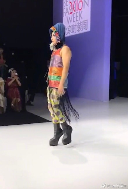Trần Chí Bằng yểu điệu mặc váy catwalk, còn đâu 'Nhĩ Thái' nam tính ngời ngời của ngày xưa? Trần Chí Bằng yểu điệu mặc váy catwalk, còn đâu 'Nhĩ Thái' nam tính ngời ngời của ngày xưa?