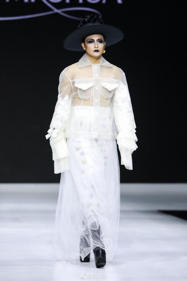 Trần Chí Bằng yểu điệu mặc váy catwalk, còn đâu 'Nhĩ Thái' nam tính ngời ngời của ngày xưa? Trần Chí Bằng yểu điệu mặc váy catwalk, còn đâu 'Nhĩ Thái' nam tính ngời ngời của ngày xưa?