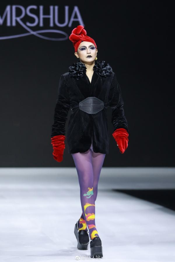 Trần Chí Bằng yểu điệu mặc váy catwalk, còn đâu 'Nhĩ Thái' nam tính ngời ngời của ngày xưa? Trần Chí Bằng yểu điệu mặc váy catwalk, còn đâu 'Nhĩ Thái' nam tính ngời ngời của ngày xưa?