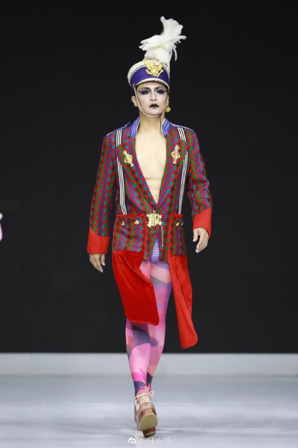 Trần Chí Bằng yểu điệu mặc váy catwalk, còn đâu 'Nhĩ Thái' nam tính ngời ngời của ngày xưa? Trần Chí Bằng yểu điệu mặc váy catwalk, còn đâu 'Nhĩ Thái' nam tính ngời ngời của ngày xưa?