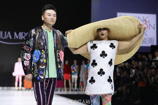 Trần Chí Bằng yểu điệu mặc váy catwalk, còn đâu 'Nhĩ Thái' nam tính ngời ngời của ngày xưa? Trần Chí Bằng yểu điệu mặc váy catwalk, còn đâu 'Nhĩ Thái' nam tính ngời ngời của ngày xưa?