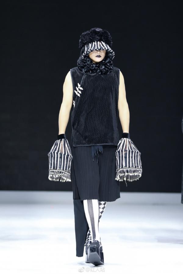 Trần Chí Bằng yểu điệu mặc váy catwalk, còn đâu 'Nhĩ Thái' nam tính ngời ngời của ngày xưa? Trần Chí Bằng yểu điệu mặc váy catwalk, còn đâu 'Nhĩ Thái' nam tính ngời ngời của ngày xưa?