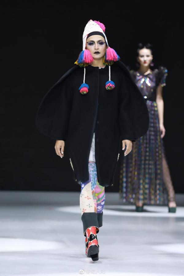 Trần Chí Bằng yểu điệu mặc váy catwalk, còn đâu 'Nhĩ Thái' nam tính ngời ngời của ngày xưa? Trần Chí Bằng yểu điệu mặc váy catwalk, còn đâu 'Nhĩ Thái' nam tính ngời ngời của ngày xưa?
