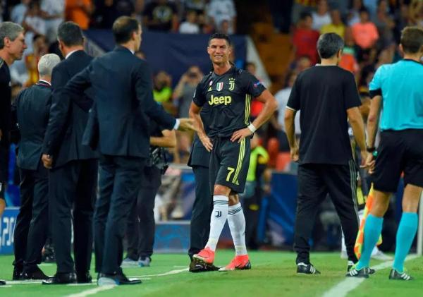 Ronaldo bật khóc vì thẻ đỏ vô lý ngay trận mở màn Champions League Ronaldo bật khóc vì thẻ đỏ vô lý ngay trận mở màn Champions League