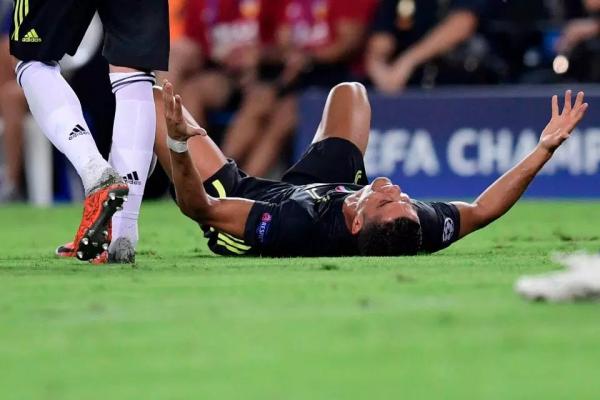 Ronaldo bật khóc vì thẻ đỏ vô lý ngay trận mở màn Champions League Ronaldo bật khóc vì thẻ đỏ vô lý ngay trận mở màn Champions League