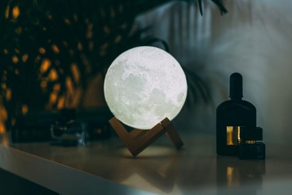 Một cách đơn giản để mỗi đêm đều được nói chuyện với chị Hằng, hôm nào cũng là Trung thu Một cách đơn giản để mỗi đêm đều được nói chuyện với chị Hằng, hôm nào cũng là Trung thu