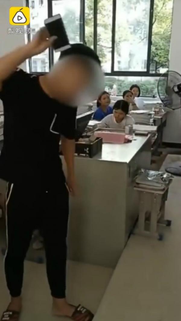 Lén dùng điện thoại trong giờ học, hai nam sinh buộc phải tự tay đập nát 'dế yêu' Lén dùng điện thoại trong giờ học, hai nam sinh buộc phải tự tay đập nát 'dế yêu'