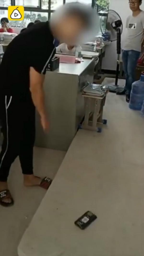 Lén dùng điện thoại trong giờ học, hai nam sinh buộc phải tự tay đập nát 'dế yêu' Lén dùng điện thoại trong giờ học, hai nam sinh buộc phải tự tay đập nát 'dế yêu'
