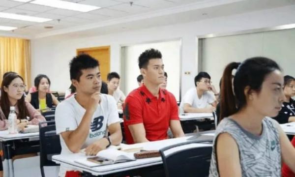 Đã đẹp trai, bơi giỏi, chàng kình ngư này còn quyết tâm học cao học để làm bác sĩ Đã đẹp trai, bơi giỏi, chàng kình ngư này còn quyết tâm học cao học để làm bác sĩ