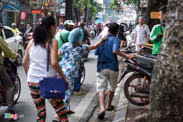 Chuyện ông Hiệp 'khùng' và dãy nhà trọ 15.000đ: Nhà từ thiện hay nhà kinh doanh lão luyện? Chuyện ông Hiệp 'khùng' và dãy nhà trọ 15.000đ: Nhà từ thiện hay nhà kinh doanh lão luyện?