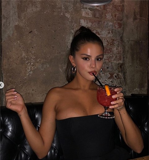 Vì sao Selena Gomez thẳng tay xóa bức ảnh 'gây sốt' thế giới và có giá trị nhất Instagram của mình? Vì sao Selena Gomez thẳng tay xóa bức ảnh 'gây sốt' thế giới và có giá trị nhất Instagram của mình?