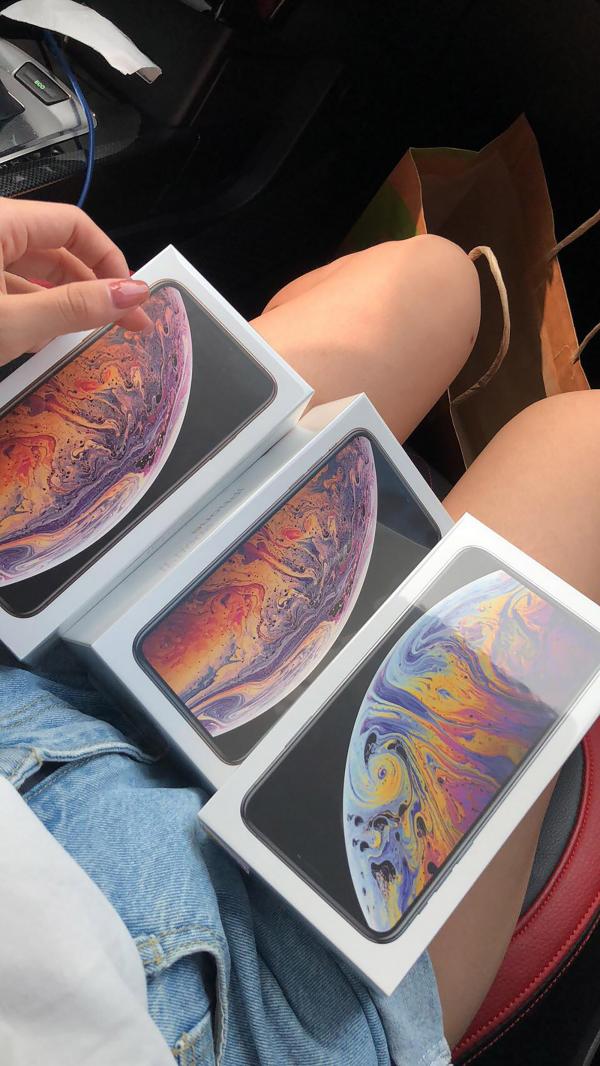 'Lòng đau như cắt' khi thấy thanh niên lỡ tay đánh rơi chiếc iPhone XS Max mới coong 'Lòng đau như cắt' khi thấy thanh niên lỡ tay đánh rơi chiếc iPhone XS Max mới coong