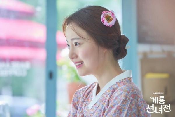 'Mama Fairy And The Woodcutter': Chuyện nàng tiên nữ chờ chồng 699 năm chỉ để đòi lại... bộ quần áo! 'Mama Fairy And The Woodcutter': Chuyện nàng tiên nữ chờ chồng 699 năm chỉ để đòi lại... bộ quần áo!