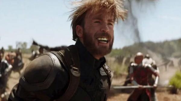 Bị thắc mắc sao không cười trong trailer mới, Captain Marvel 'bắt' các siêu anh hùng khác phải cười theo Bị thắc mắc sao không cười trong trailer mới, Captain Marvel 'bắt' các siêu anh hùng khác phải cười theo