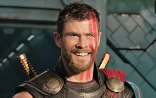Bị thắc mắc sao không cười trong trailer mới, Captain Marvel 'bắt' các siêu anh hùng khác phải cười theo Bị thắc mắc sao không cười trong trailer mới, Captain Marvel 'bắt' các siêu anh hùng khác phải cười theo