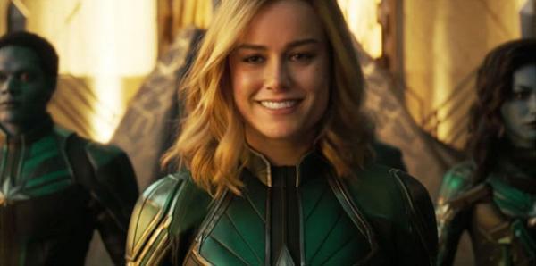 Bị thắc mắc sao không cười trong trailer mới, Captain Marvel 'bắt' các siêu anh hùng khác phải cười theo Bị thắc mắc sao không cười trong trailer mới, Captain Marvel 'bắt' các siêu anh hùng khác phải cười theo