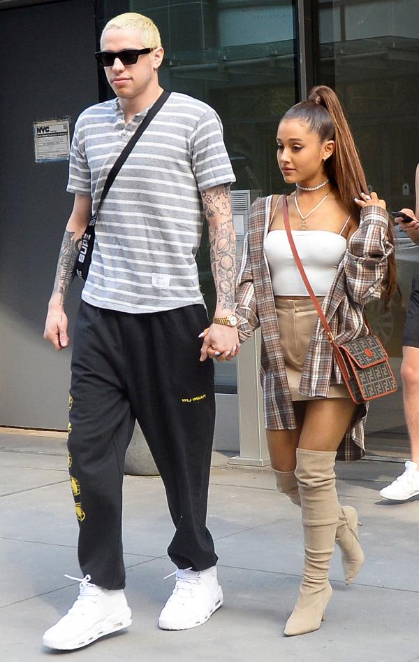 Pete Davidson và những phát ngôn 18+ phơi bày 'chuyện chăn gối' táo bạo với Ariana Grande Pete Davidson và những phát ngôn 18+ phơi bày 'chuyện chăn gối' táo bạo với Ariana Grande