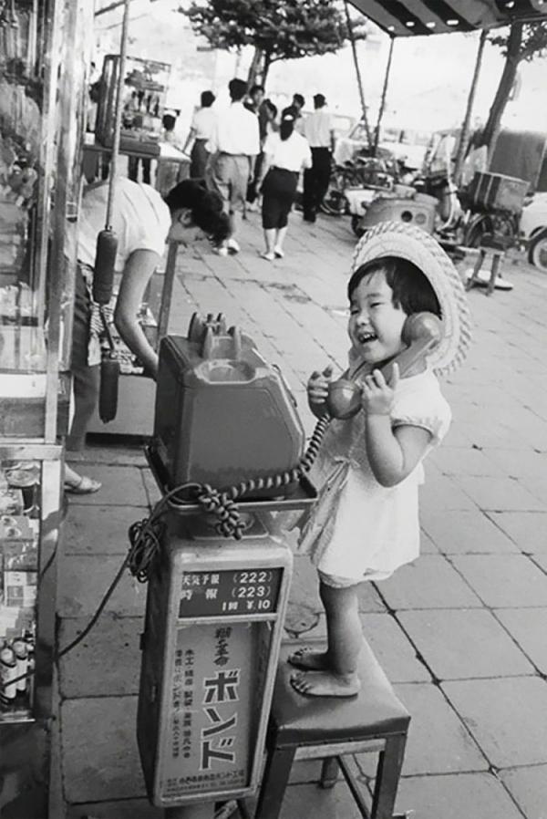 Những bức ảnh đen trắng chứa một trời niềm vui và khiến ta bất giác mỉm cười Những bức ảnh đen trắng chứa một trời niềm vui và khiến ta bất giác mỉm cười