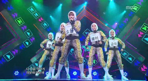 6 bộ đồ diễn của idol K-Pop sẽ khiến bạn liên tưởng tới những thứ kì lạ 6 bộ đồ diễn của idol K-Pop sẽ khiến bạn liên tưởng tới những thứ kì lạ