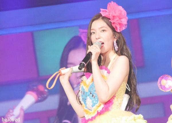 6 bộ đồ diễn của idol K-Pop sẽ khiến bạn liên tưởng tới những thứ kì lạ 6 bộ đồ diễn của idol K-Pop sẽ khiến bạn liên tưởng tới những thứ kì lạ