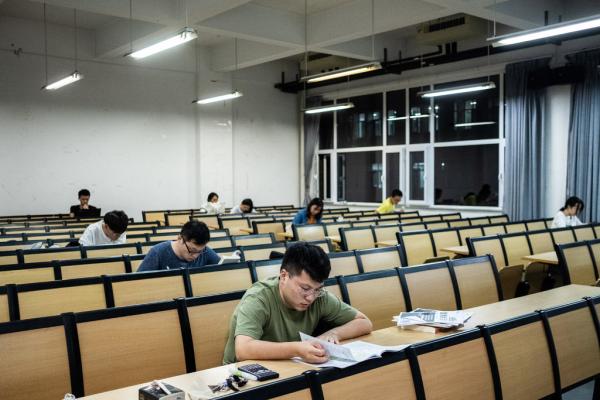 Chuyện lạ như đùa: Cha mẹ Trung Quốc cắm trại ngay trong trường Đại học vì... thương con Chuyện lạ như đùa: Cha mẹ Trung Quốc cắm trại ngay trong trường Đại học vì... thương con