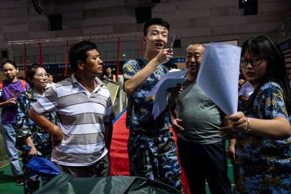 Chuyện lạ như đùa: Cha mẹ Trung Quốc cắm trại ngay trong trường Đại học vì... thương con Chuyện lạ như đùa: Cha mẹ Trung Quốc cắm trại ngay trong trường Đại học vì... thương con