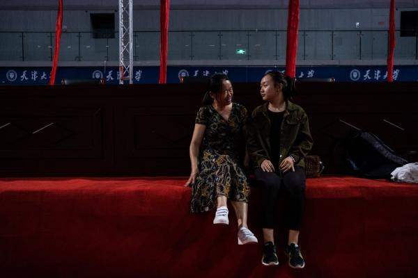 Chuyện lạ như đùa: Cha mẹ Trung Quốc cắm trại ngay trong trường Đại học vì... thương con Chuyện lạ như đùa: Cha mẹ Trung Quốc cắm trại ngay trong trường Đại học vì... thương con