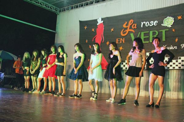 'Thế giới quan' đảo lộn khi ngắm trai đại học FPT giả gái nhưng nhìn ra toàn tuyệt sắc mỹ nhân 'Thế giới quan' đảo lộn khi ngắm trai đại học FPT giả gái nhưng nhìn ra toàn tuyệt sắc mỹ nhân