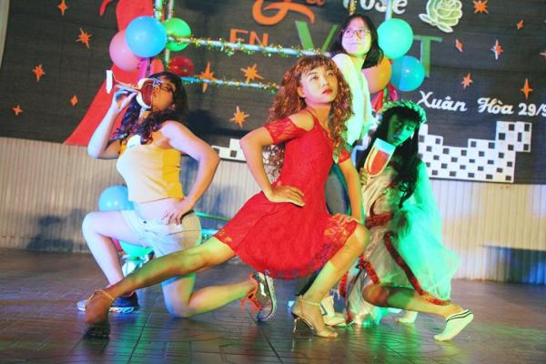 'Thế giới quan' đảo lộn khi ngắm trai đại học FPT giả gái nhưng nhìn ra toàn tuyệt sắc mỹ nhân 'Thế giới quan' đảo lộn khi ngắm trai đại học FPT giả gái nhưng nhìn ra toàn tuyệt sắc mỹ nhân