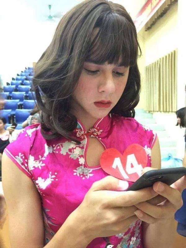 Thông tin về chàng trai giả gái 'gây sốt' mạng xã hội: Con lai Nga - Việt, là hotboy nổi tiếng đại học FPT Thông tin về chàng trai giả gái 'gây sốt' mạng xã hội: Con lai Nga - Việt, là hotboy nổi tiếng đại học FPT