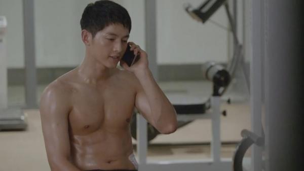 'Hậu Duệ Mặt Trời': Thua gì thì thua chứ body sáu múi Song Luân quyết phải 'trên cơ' Song Joong Ki 'Hậu Duệ Mặt Trời': Thua gì thì thua chứ body sáu múi Song Luân quyết phải 'trên cơ' Song Joong Ki
