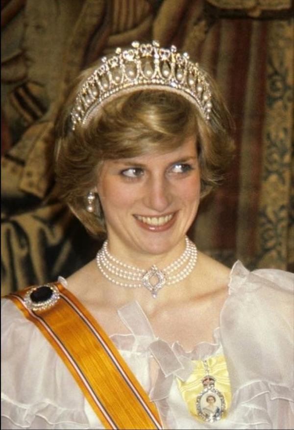 Bố mẹ Kate Middleton gây tranh cãi khi bán hình nộm Halloween gợi nhắc cái chết của Công nương Diana Bố mẹ Kate Middleton gây tranh cãi khi bán hình nộm Halloween gợi nhắc cái chết của Công nương Diana