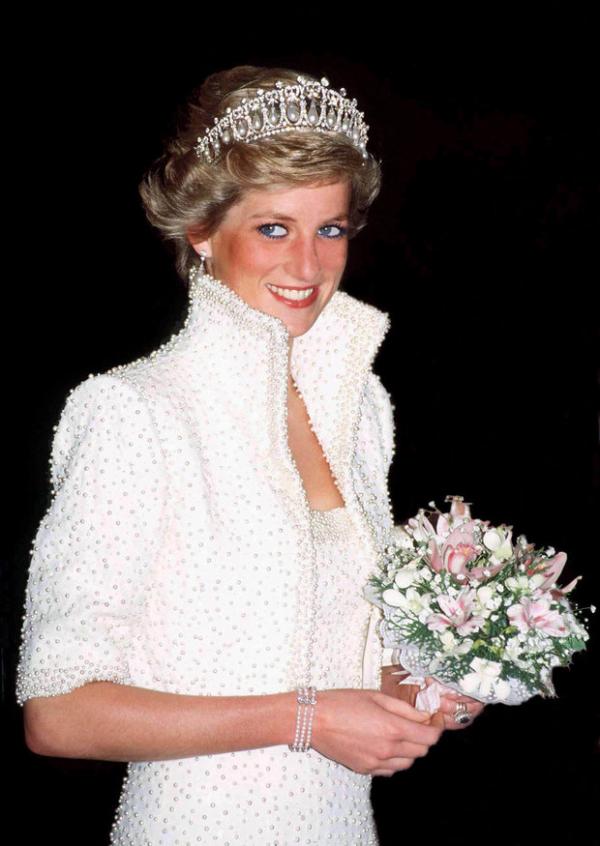 Bố mẹ Kate Middleton gây tranh cãi khi bán hình nộm Halloween gợi nhắc cái chết của Công nương Diana Bố mẹ Kate Middleton gây tranh cãi khi bán hình nộm Halloween gợi nhắc cái chết của Công nương Diana