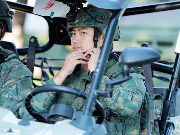 Diện quân phục cực ngầu, Taecyeon khiến netizen gào thét: 'Đây mới là soái ca Hậu Duệ Mặt Trời!' Diện quân phục cực ngầu, Taecyeon khiến netizen gào thét: 'Đây mới là soái ca Hậu Duệ Mặt Trời!'