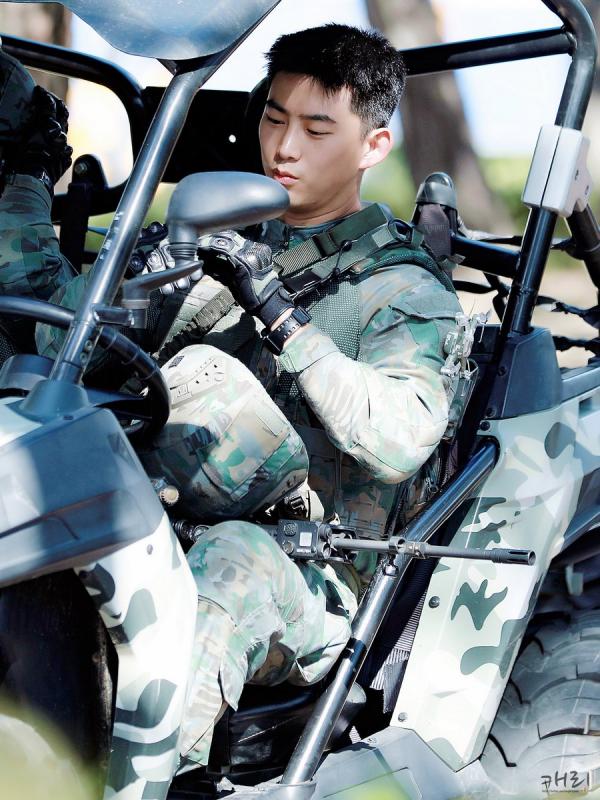 Diện quân phục cực ngầu, Taecyeon khiến netizen gào thét: 'Đây mới là soái ca Hậu Duệ Mặt Trời!' Diện quân phục cực ngầu, Taecyeon khiến netizen gào thét: 'Đây mới là soái ca Hậu Duệ Mặt Trời!'